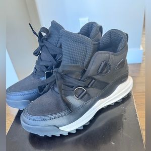 Sorel ONA RMX CHUKKA. Brand new with tag. No box